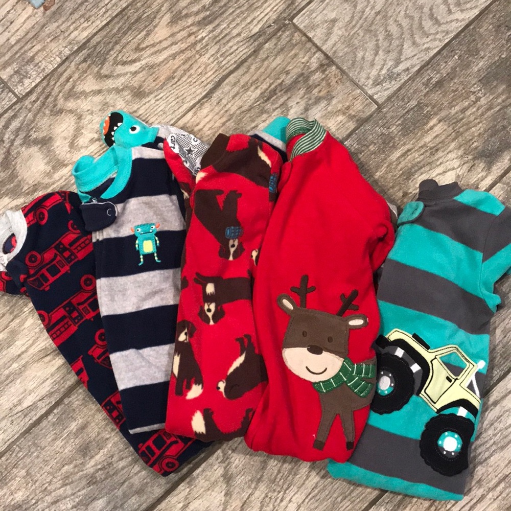 5 pair of Carters footie jammies size 12 months